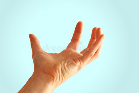 用盒子把人的手关起来手托太阳金发女孩在秋季大衣握