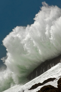 大西洋海岸上的破浪图片