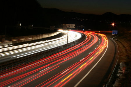 夜间高速公路