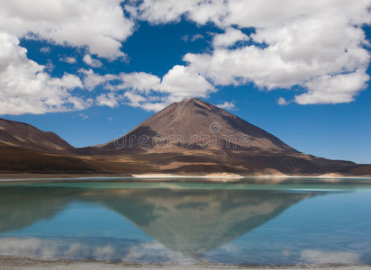 山峦映湖