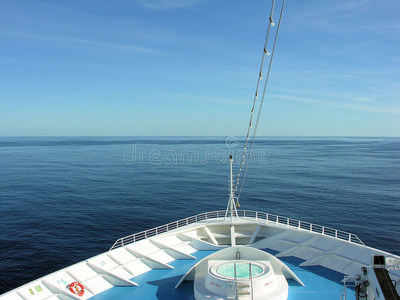 海上游船船头照片