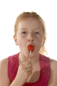 小孩喜欢喝棒棒糖