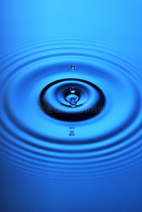 蓝色水滴波纹照片