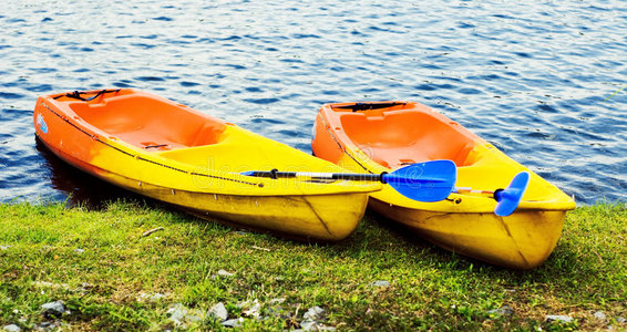 绿色的独木舟图片