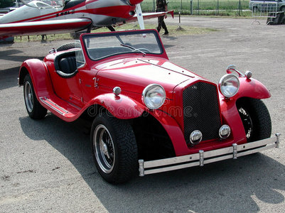 学生背着书包带裁剪路径的书包马提尼杯上黑色和白色背景蓝色热带马提