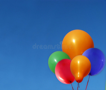 漂浮在蓝天上的气球