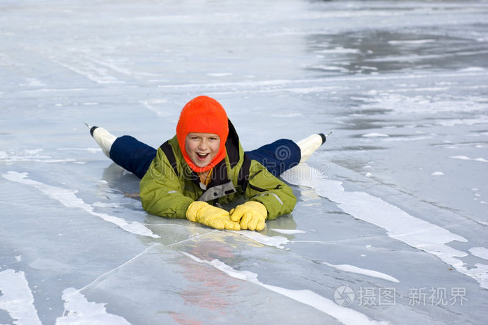 学滑冰的小女孩摔倒了