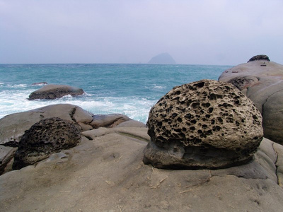 海岸线上的岩石图片