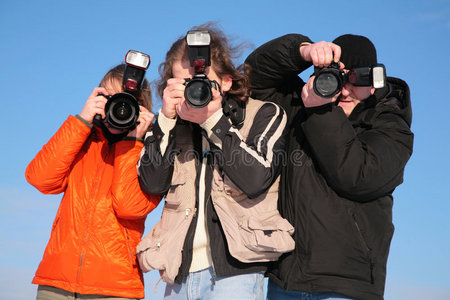 蓝天下的三位摄影师图片