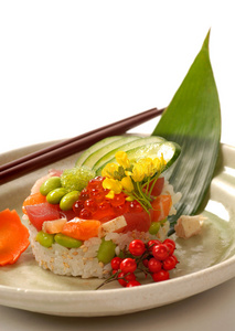 日本开胃菜配金枪鱼米饭和蔬菜