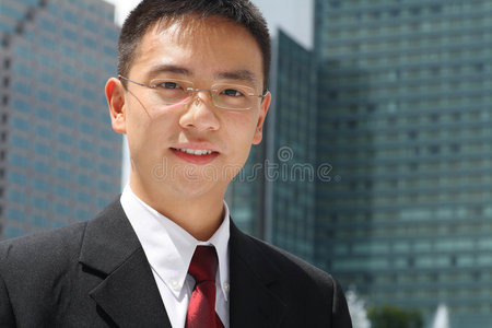 办公行政年轻的亚洲行政人员在办公楼前照片