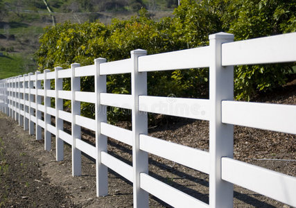 白色围栏照片