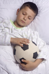 踢足球睡着的男孩