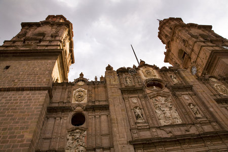 主教堂尖塔俯瞰墨西哥莫雷利亚