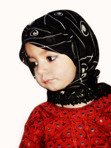 阿拉伯妇女戴头巾思考和寻找表达怀疑和疑惑中年穆斯林妇女戴着头巾