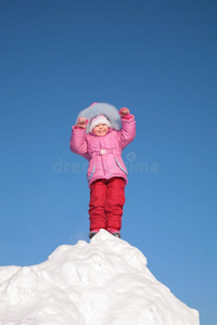 孩子站在雪山上