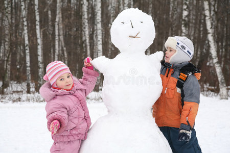 男孩和女孩堆雪人图片