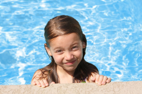 小女孩在游泳池里玩得很开心照片