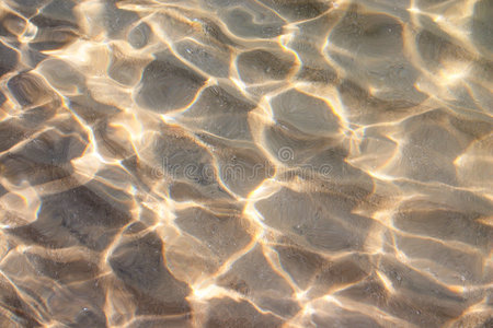 沙滩上的太阳在水面上跳舞