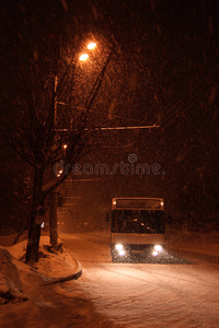 车辆 雪花 降雪 交通 公共汽车 头灯 汽车 季节 运输