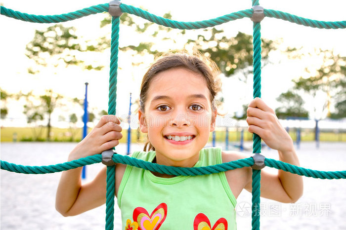 小女孩从攀岩绳中探出头来