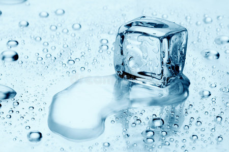 水上冰块带水滴的冰块带水滴的单个冰块水中的冰块可乐冰块绿色冰块三