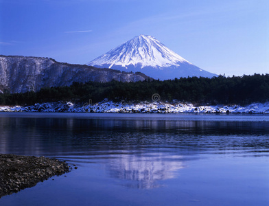 薄雾 火山 攀登 反思 冬天 早晨 美丽的 寒冷的 首脑会议