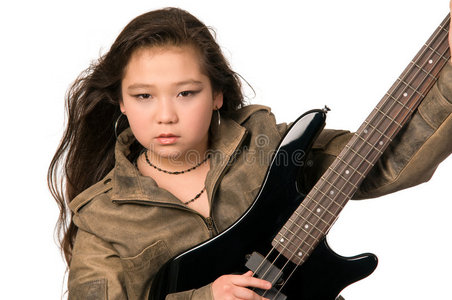 带电吉他的女孩。