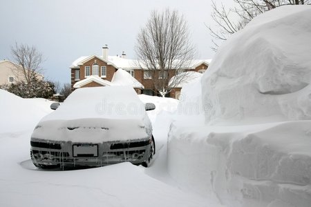 大雪堆旁的汽车图片
