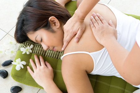 女性在水疗中心接受背部按摩