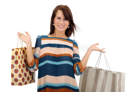 在白色背景下微笑的购物女性