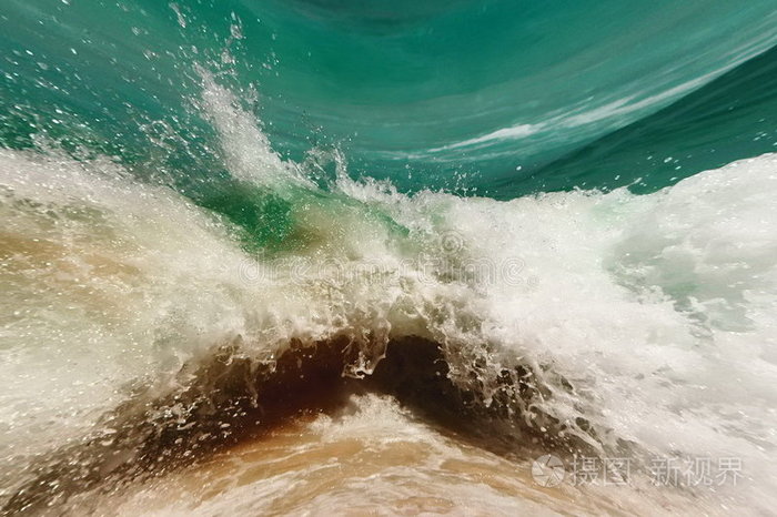 下载小样发票合同问题/举报风暴海景海啸席卷人群海上风暴一个女人和