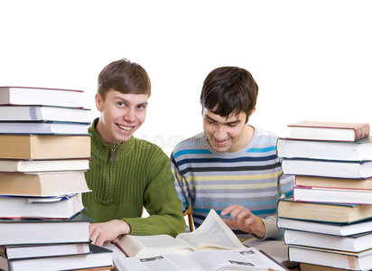 两个学生的书被隔离在一个白色的