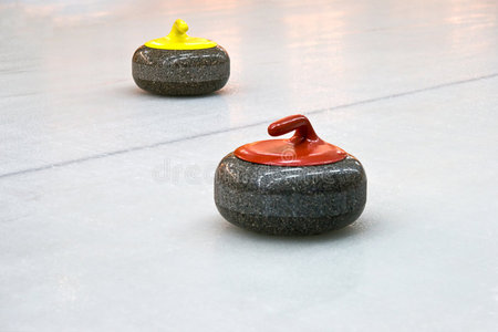 冰壶游戏用的两块花岗石