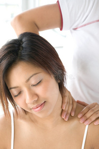女性病人接受肩部按摩