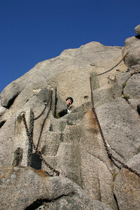 陡峭的山腰小路图片