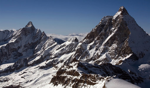 阿尔卑斯山脉的两座山峰。伯尔尼奥伯兰地区