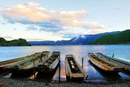 泸沽湖小木船图片