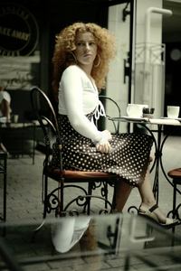 巴黎式咖啡馆里的快乐女人