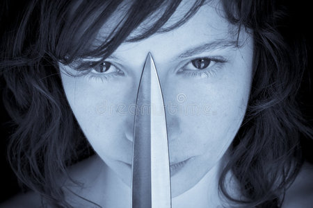 女人拿刀划脸图片