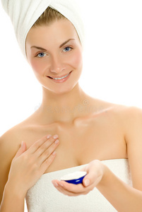 女人涂保湿霜图片