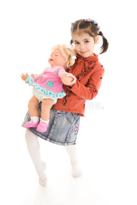 那个小女孩把一个洋娃娃孤立在一个白色的