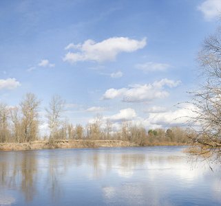 春天的乌克兰河
