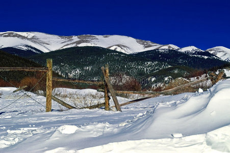 科罗拉多山脉的冬天图片
