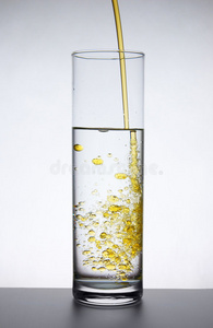 水中的油油溅入水中水中的油水在油和水中飞溅管道水油管道背景隔离