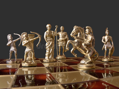 快乐的国际学生一起学习在咖啡馆里西班牙语言课程广告概念.