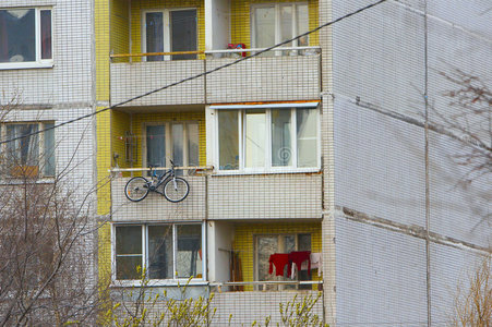 悬挂在外面的自行车