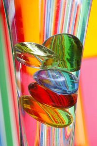 花瓶里的彩色玻璃卵石