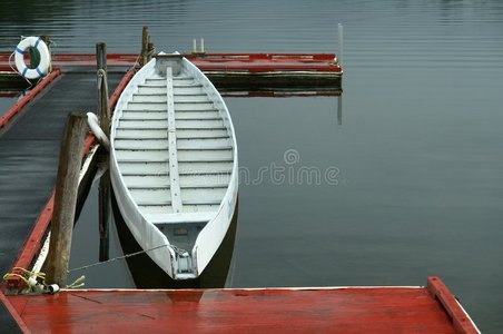 龙舟加拿大湖码头图片