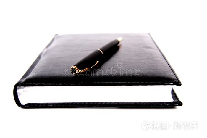 带笔的黑色材料笔记本。